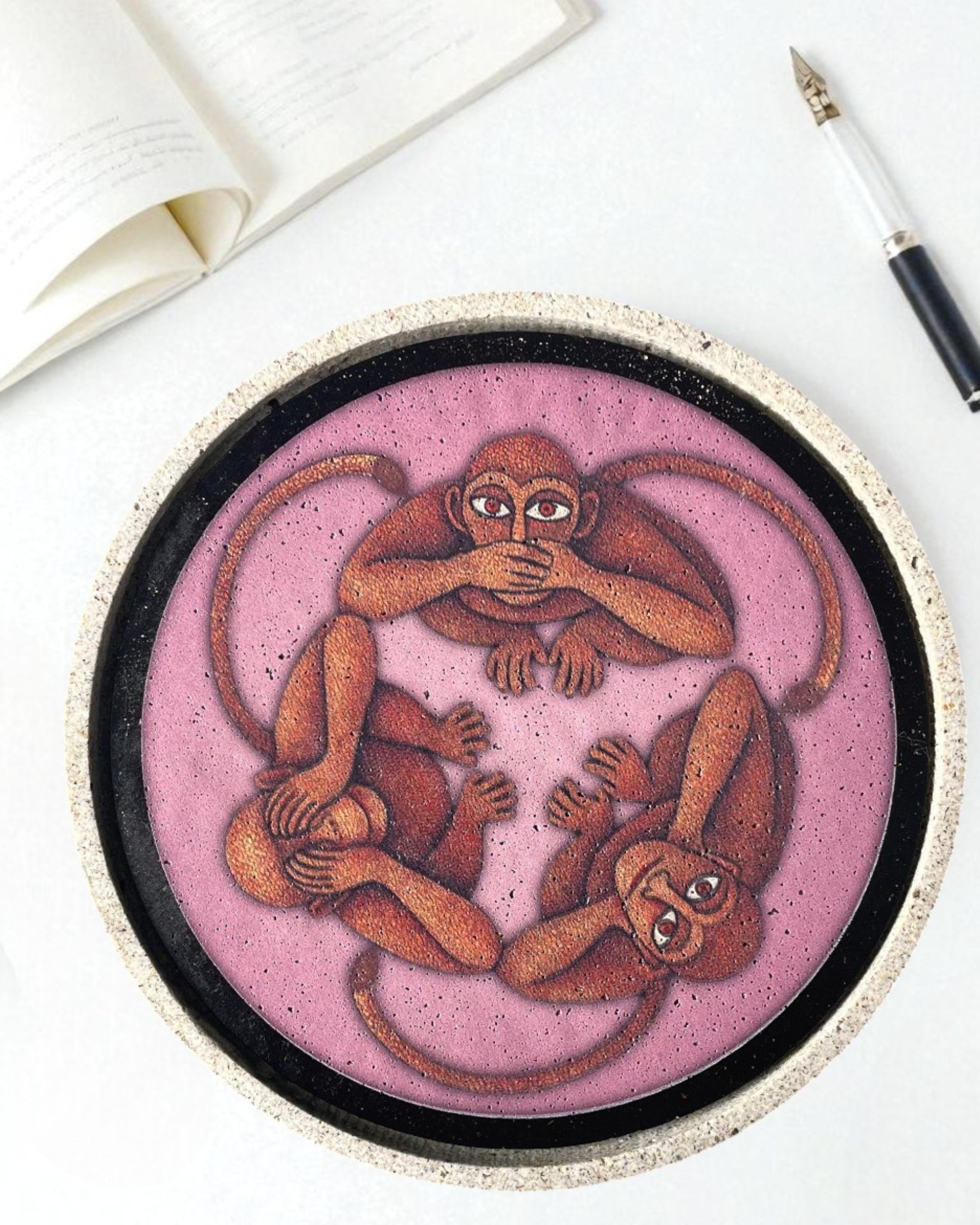 THREE WISE MONKEYS DECOR PLATE - ROSE (25 cm)