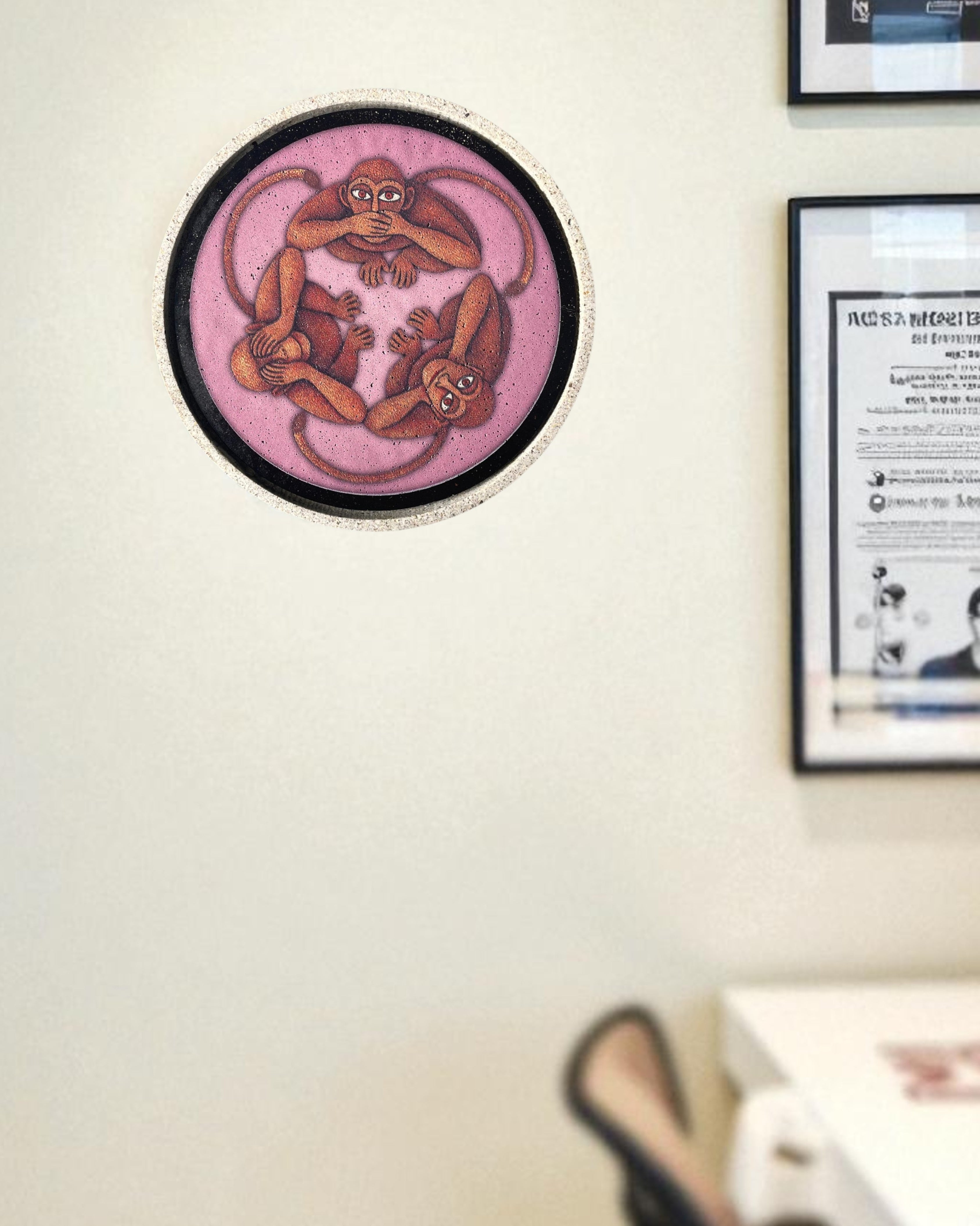 THREE WISE MONKEYS DECOR PLATE - ROSE (18.5 cm)