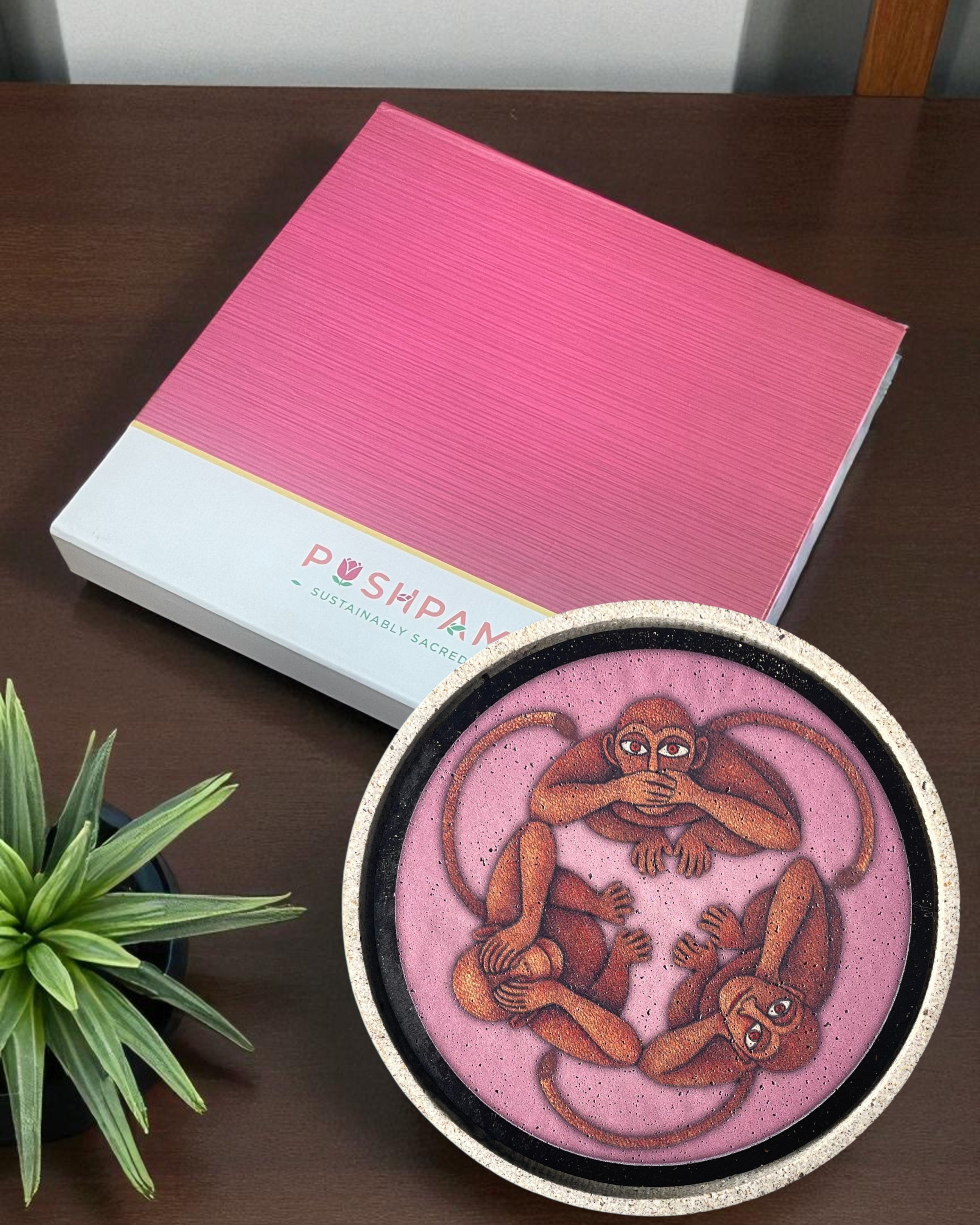 THREE WISE MONKEYS DECOR PLATE - ROSE (25 cm)