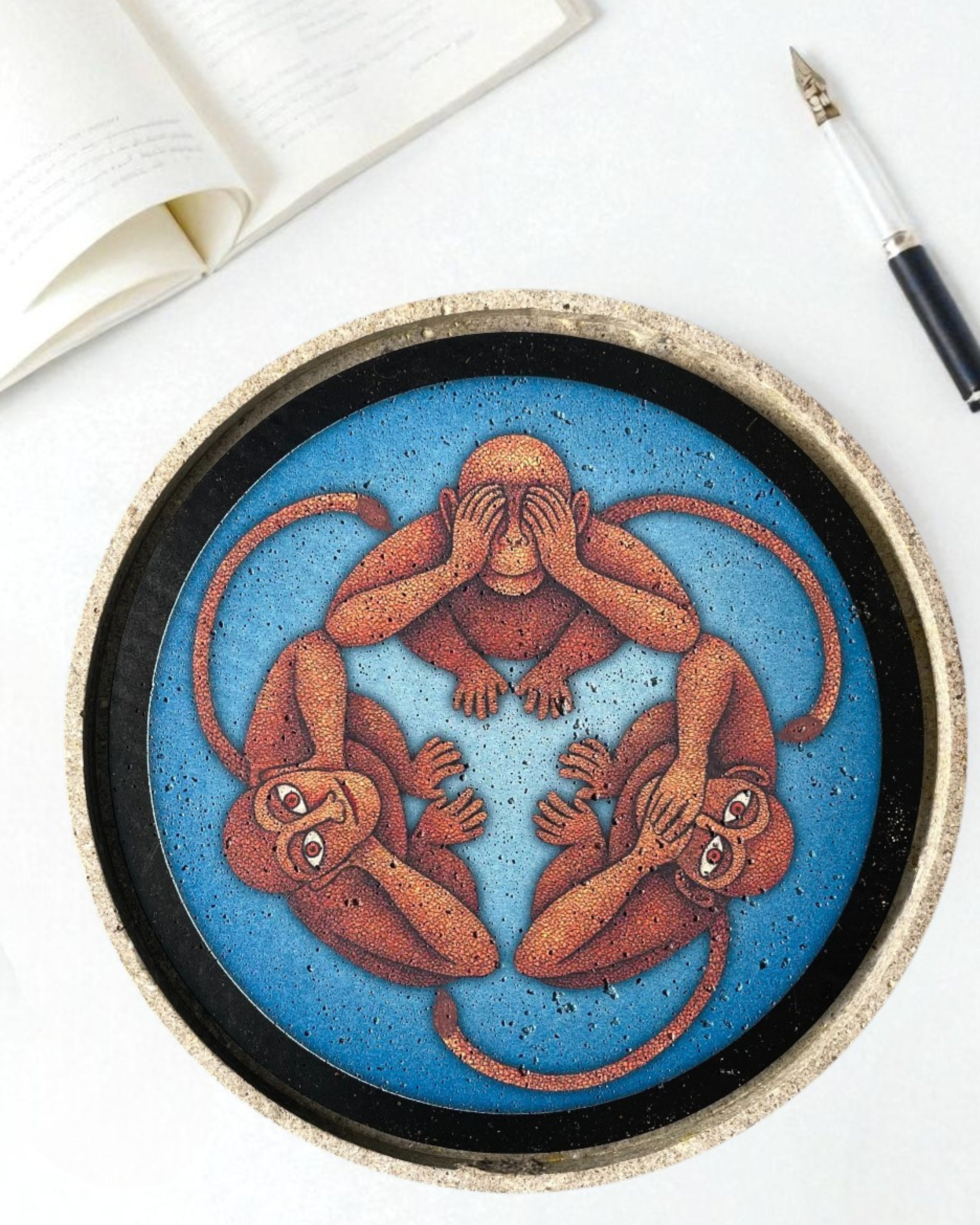 THREE WISE MONKEYS DECOR PLATE - SAPPHIRE (25 cm)