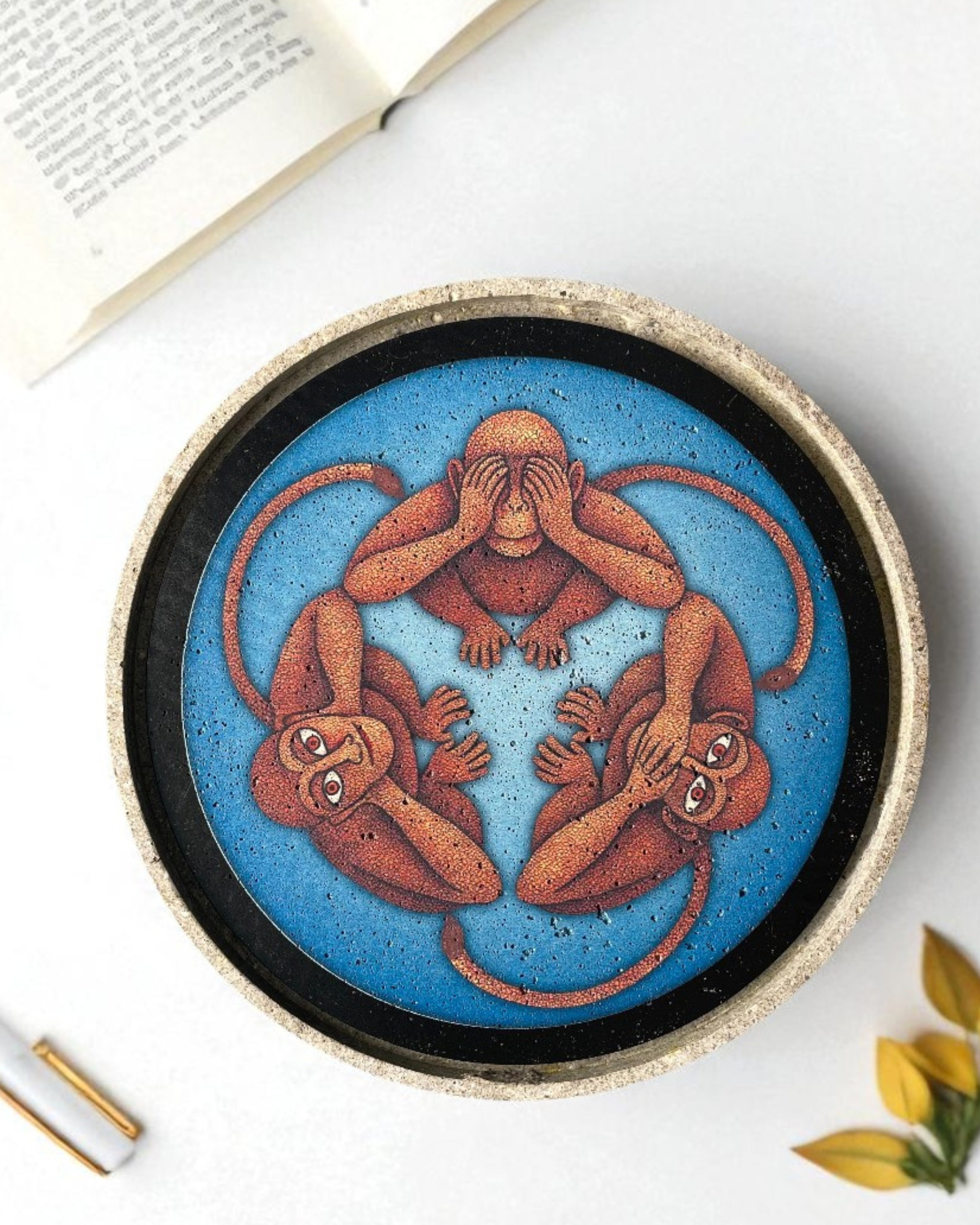 THREE WISE MONKEYS DECOR PLATE - SAPPHIRE (18.5 cm)