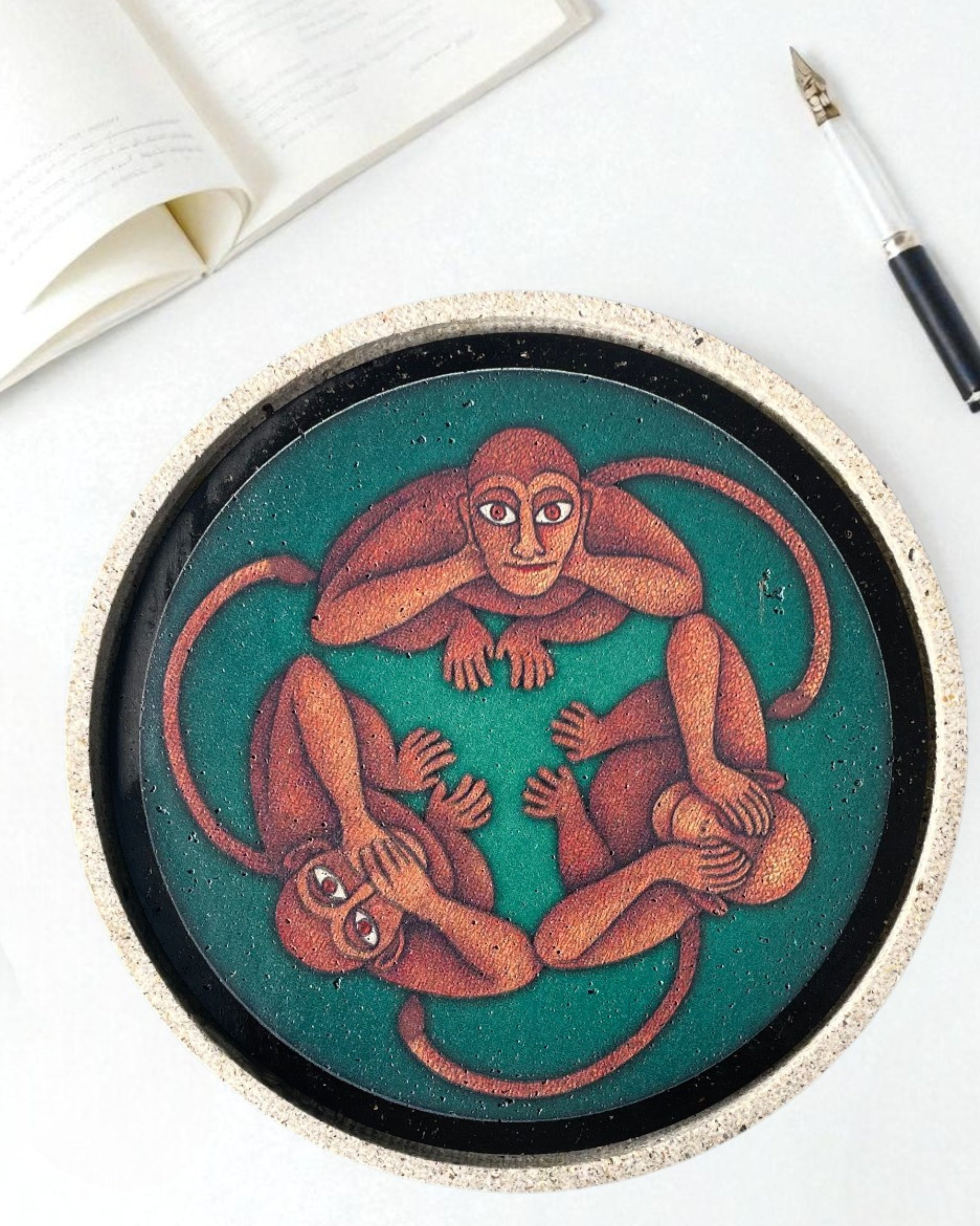 THREE WISE MONKEYS DECOR PLATE - EMERALD (25 cm)