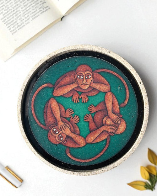 THREE WISE MONKEYS DECOR PLATE - EMERALD (18.5 cm)
